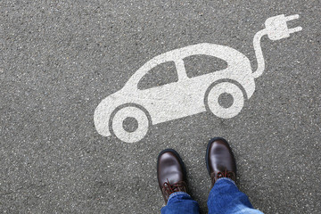 Mann Mensch Elektro Auto Elektroauto Fahrzeug Verkehr Mobilität