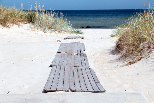 Holzweg in den D&uuml;nen zum Meer