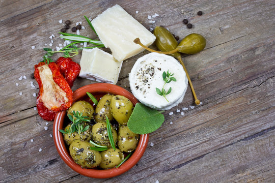 K&auml;se und Oliven