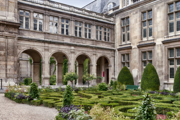 Fototapeta na wymiar French formal garden in the center of Paris
