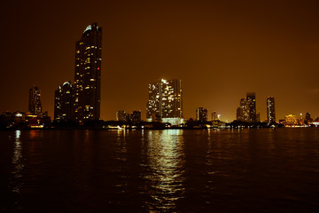 Fototapeta premium Bangkok's Chao Phraya river at night .