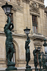 Cariatides-réverbères à l'opéra Garnier à Paris, France