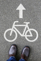 Fototapeta premium Mann Mensch Fahrrad fahren Rad Radweg Straße Verkehr