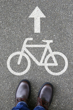 Mann Mensch Fahrrad fahren Rad Radweg Straße Verkehr
