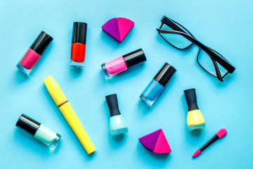 Obraz premium concept cosmetic set on blue background top view