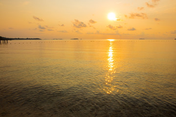 Obraz premium Tranquil seascape of calm sea during sunrise in dawn