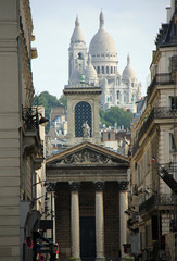Obraz premium Façade à colonnes de Notre-Dame-de-Lorette et le Sacré-Coeur à paris, France
