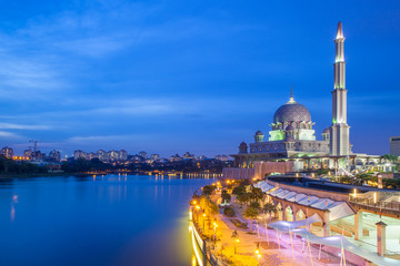 Fototapeta na wymiar Putra Mosque, Putrajaya, Malaysia