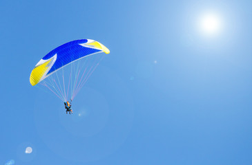 Paragleiter im Gegenlicht der Sonne