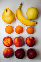 frutti colorati e dell'umore estate. Le banane, albicocche, mele, pere, pesche e nettarine. Kit per la calda giornata estiva.