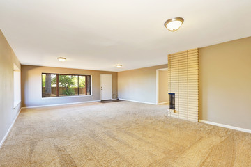 Obraz premium Empty beige room with fireplace and carpet floor.