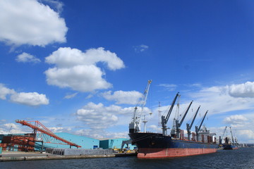 Hafenszene in Antwerpen / Partie im Antwerpener Hafen (Kaianlagen am Hansadok/ Kanaldok)