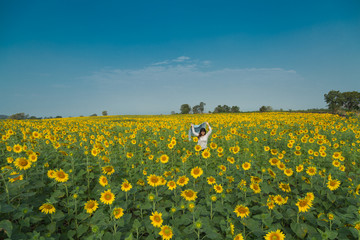 Free Happy young Woman Enjoying Nature. Beauty Girl Outdoor. fre