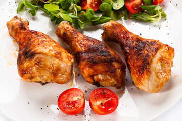 Roasted chicken drumsticks and vegetables 