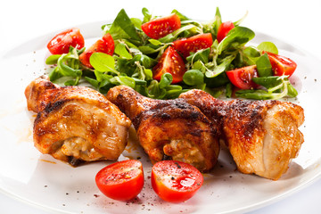 Roasted chicken drumsticks and vegetables 