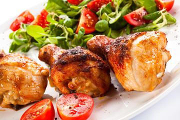 Roasted chicken drumsticks and vegetables 