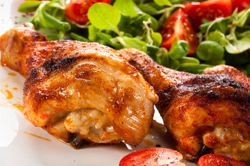 Roasted chicken drumsticks and vegetables 