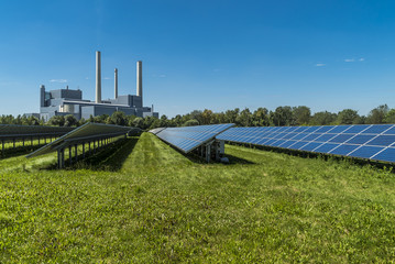 Solaranlage und Heizkraftwerk für Energieerzeugung