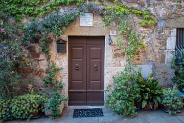 Doorway at sunset in Montemerano, Tuscany - 118058651