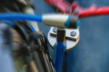 Ein Fahrraddieb zerschneidet ein Fahrradschloss - obrazy, fototapety, plakaty