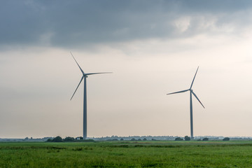 Windr&auml;der mit Unwetterfront im Hintergrund