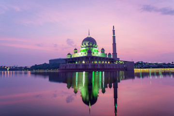 Fototapeta na wymiar Putrajaya mosque between sunsire in Kuala Lumpur, Malaysia. 