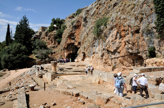 Pilger am Heiligtum des griechischen Gottes Pan nahe der Jordanquelle in Israel