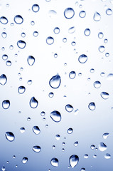 Gouttes d'eau sur une vitre.