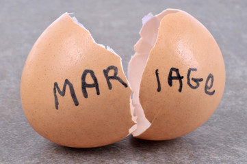 Mariage écrit sur une coquille d’œuf cassée