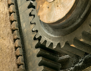 großes Zahnrad auf einer Schiene
