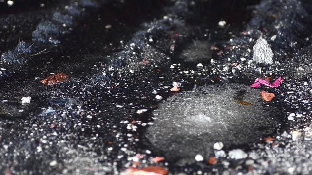 wassertropfen in alter verlassener fabrik
