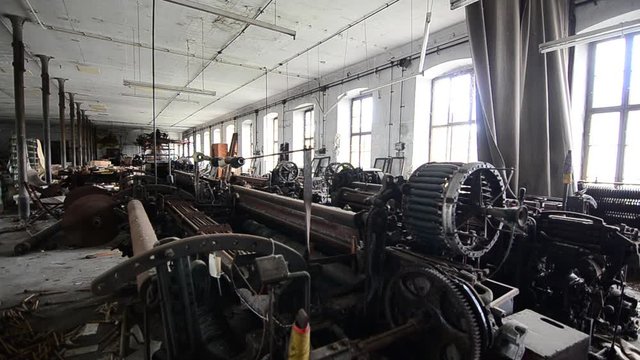 verlassene spinnerei in fabrik mit wind
