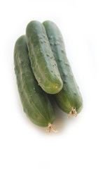 cetrioli freschi isolati su sfondo bianco