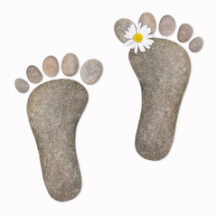 Füße mit Kamillenblüte, Steine