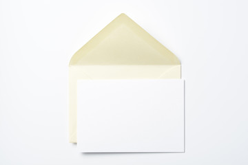 Sobre de papel y tarjeta