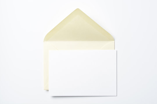 Sobre de papel y tarjeta
