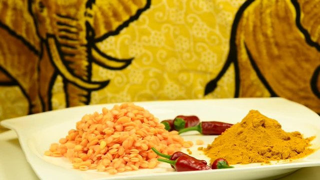 Rote Linsen, Gelbwurz und  Chilis auf einem Drehteller