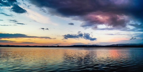 Schönes Farbspiel am Bodensee mit traumhafter Wolkenstimmung