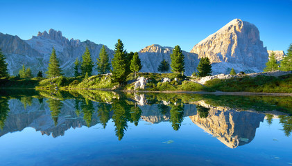 Lago di Limides - Bergsee in den Dolomiten - obrazy, fototapety, plakaty