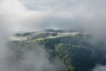 paesaggio di montagna nella nebbia