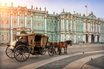 Fototapeta na wymiar Карета с лошадьми перед Зимним Дворцом в Санкт-Петербурге