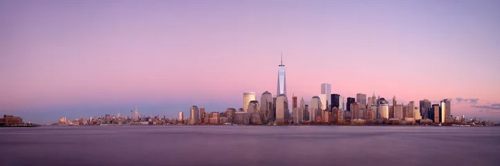 Foto auf Acrylglas Hellviolett Skyline von New York City bei Sonnenuntergang