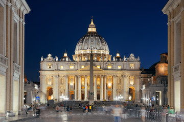Fototapeta na wymiar St Peters Basilica at night