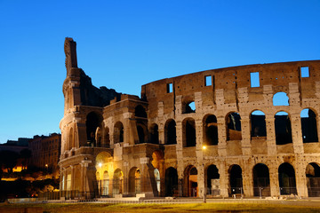 Naklejka premium Colosseum Rome night