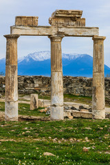 Fototapeta premium The ruins of the ancient roman city of Hierapolis in Pamukkale, Turkey