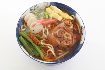 沖縄伝統の豚足テビチそば