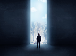 Obraz premium businessman in front of the huge gate