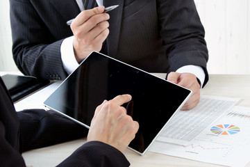 ビジネスイメージ―タブレットを用いた会議風景