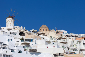 Fototapeta premium White houses and blue domes of Oia, Santorini.