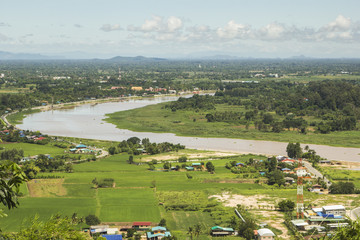 Fototapeta na wymiar The river flows through the city landscape of Thailand.